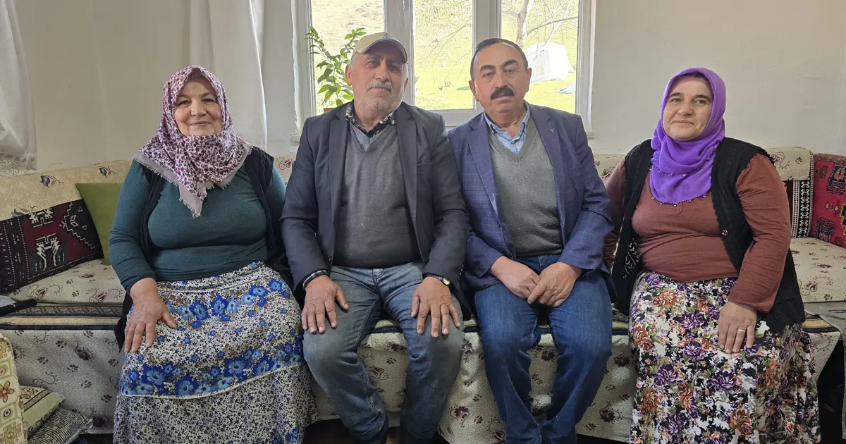 Birbirinden 63 yıldır ayrılmayan kardeşleri eşleri de ayıramadı. Tarla, ev, bahçe her şey ortak.