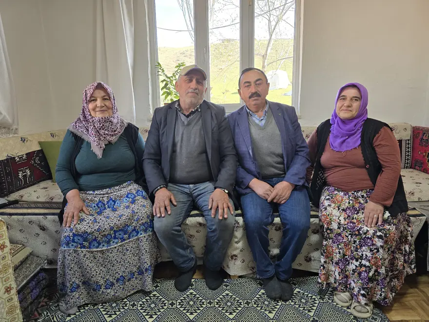 Birbirinden 63 yıldır ayrılmayan kardeşleri eşleri de ayıramadı. Tarla, ev, bahçe her şey ortak. 1