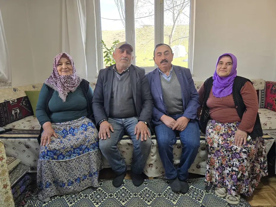 Birbirinden 63 yıldır ayrılmayan kardeşleri eşleri de ayıramadı. Tarla, ev, bahçe her şey ortak.