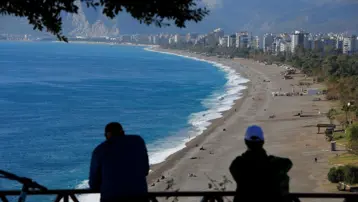 Antalyalılar yağmur ve fırtınadan sonra sahilde güneşin keyfini çıkarttı