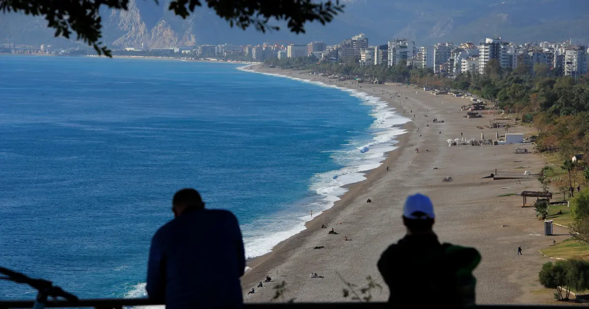 Antalyalılar yağmur ve fırtınadan sonra sahilde güneşin keyfini çıkarttı