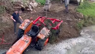 Samsun'da traktör sulama kanalına devrildi
