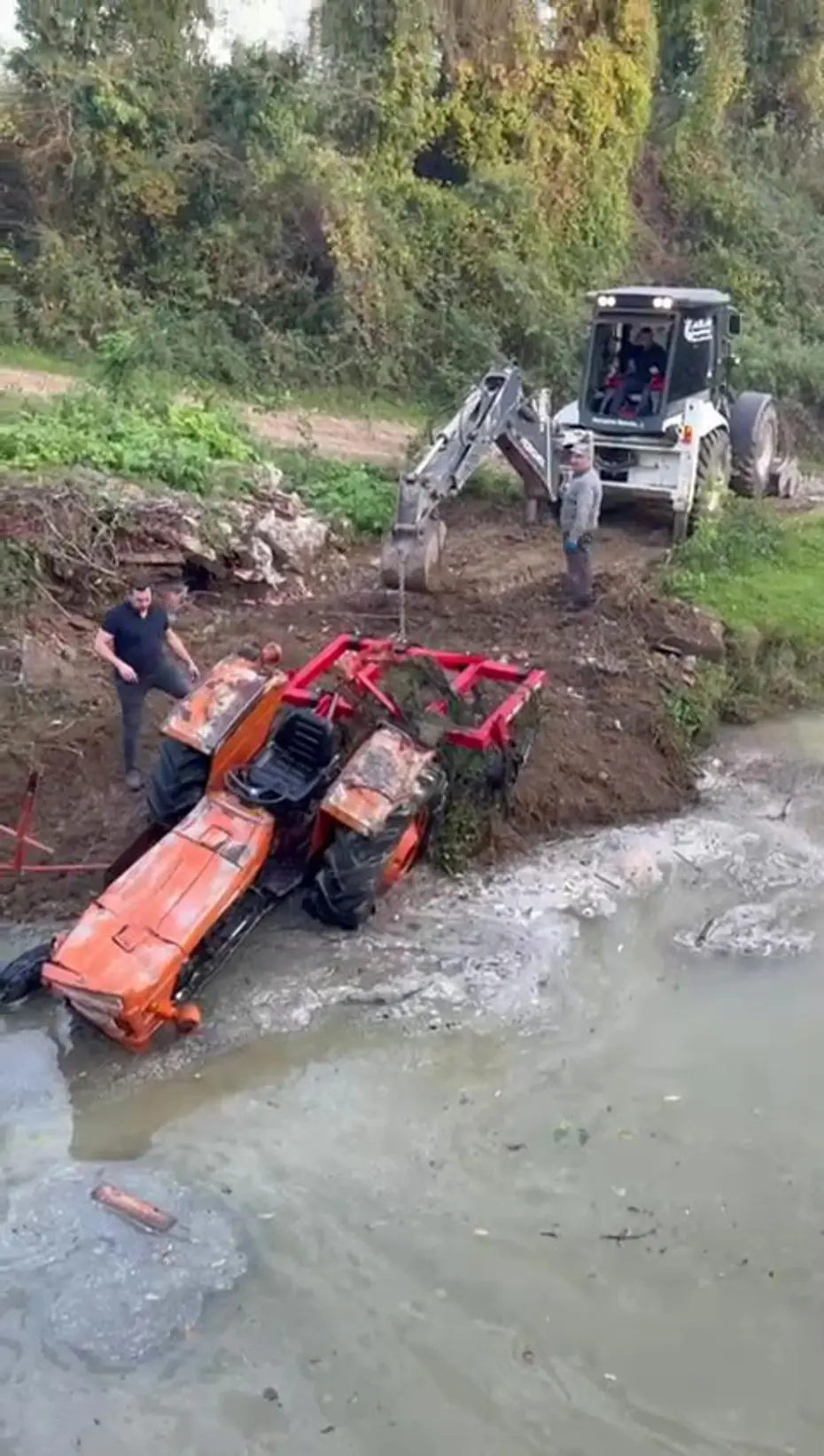 Samsun'da traktör sulama kanalına devrildi