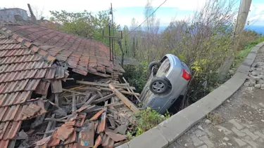 Zonguldak'ta bir araç evin çatısına uçtu