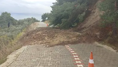 Ayvacık'ta toprak kayması