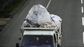  Yol kenarında Kur&#x27;an-ı Kerim sayfaları bulundu