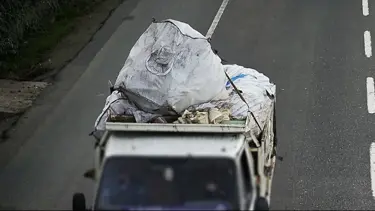  Yol kenarında Kur'an-ı Kerim sayfaları bulundu