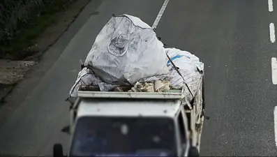  Yol kenarında Kur'an-ı Kerim sayfaları bulundu