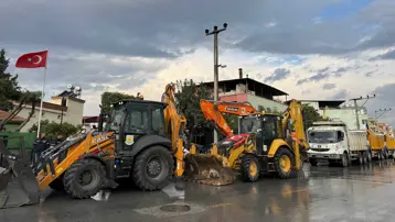 Mersin'de sağanak yağış kendini gösterdi