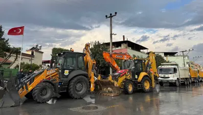 Mersin'de sağanak yağış kendini gösterdi