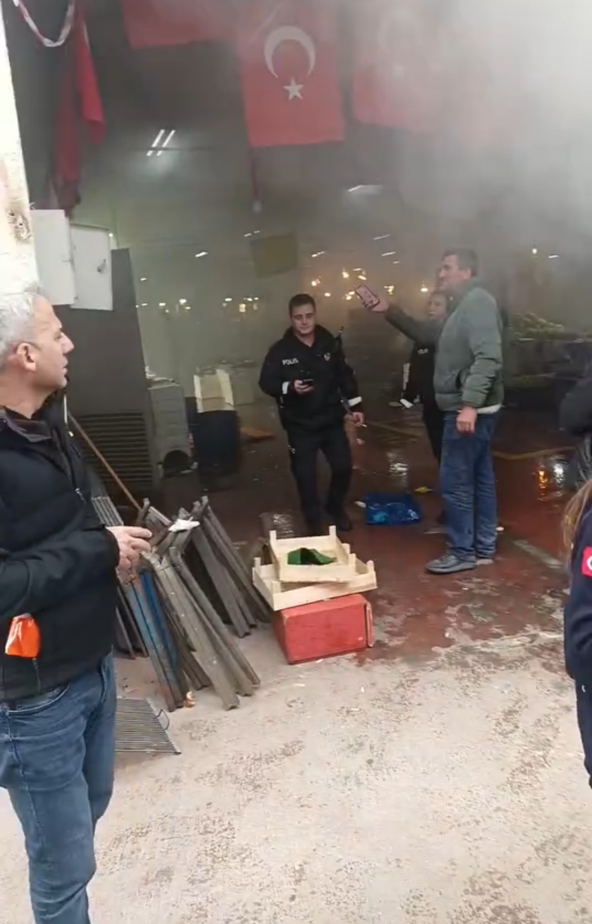 Pazar alanında korkutan yangın