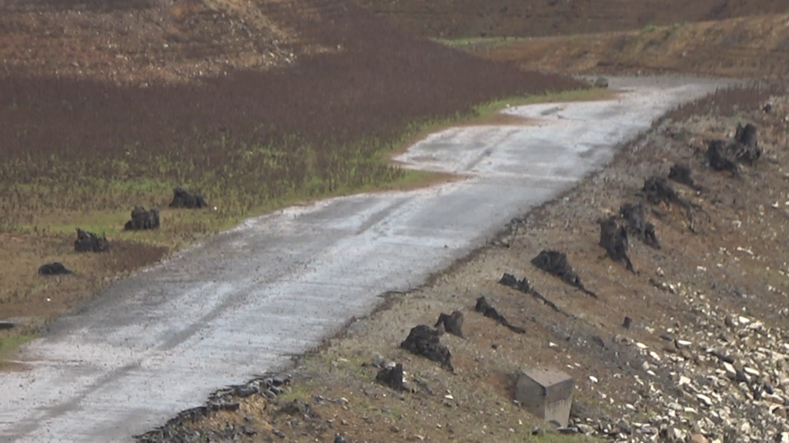 Doluluk oranı kritik seviyede! Sular çekildi, kalıntılar ortaya çıktı 3 Doluluk oranı kritik seviyede! Sular çekildi, kalıntılar ortaya çıktı 3