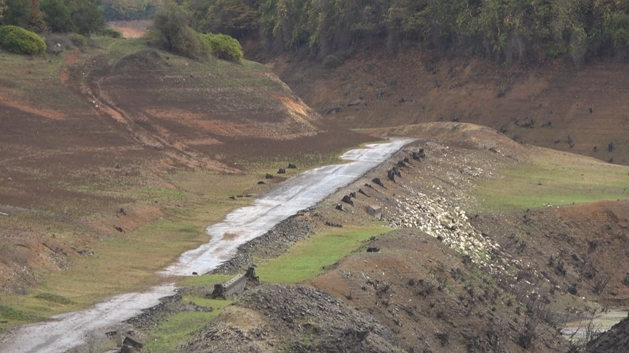 Doluluk oranı kritik seviyede! Sular çekildi, kalıntılar ortaya çıktı 1 Doluluk oranı kritik seviyede! Sular çekildi, kalıntılar ortaya çıktı 1