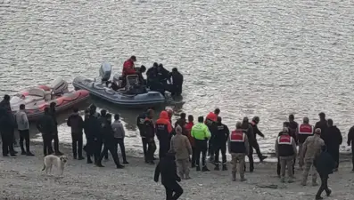 Zernek Baraj Gölü&#x27;ne otomobil yuvarlandı, 3 kişi öldü