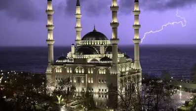 Zonguldak'ta şimşekli gece