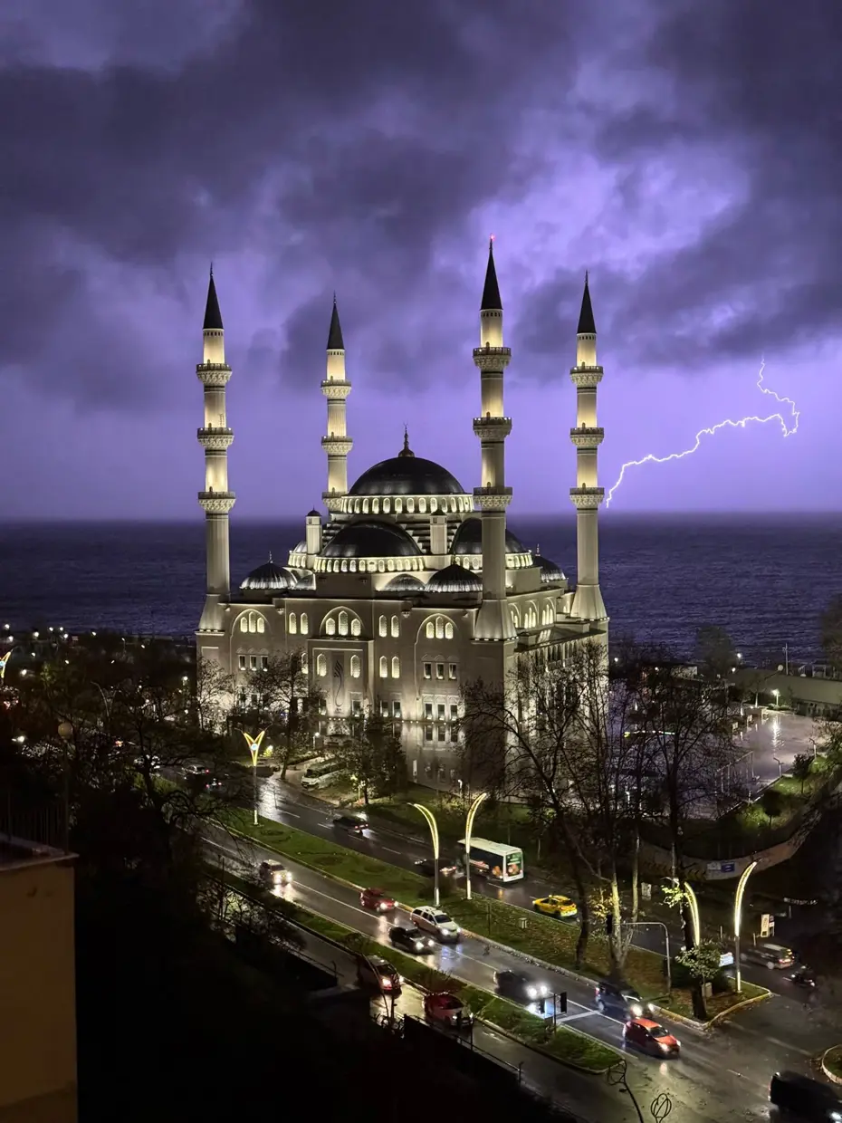 Zonguldak'ta şimşekli gece