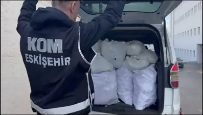 Çekicinin üzerindeki araçtan 480 adet tabanca çıktı