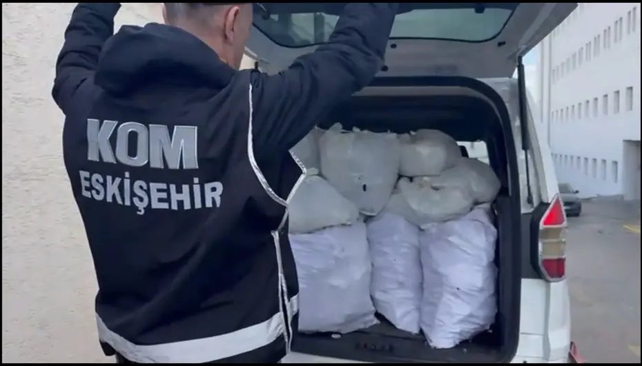 Çekicinin üzerindeki araçtan 480 adet tabanca çıktı