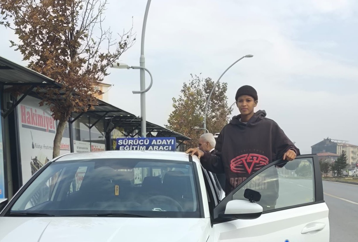 Milli voleybolcu Melissa Vargas ehliyetini Malatya'dan aldı