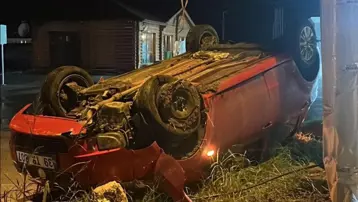 Takla atan otomobilden sıyrıklarla kurtuldular