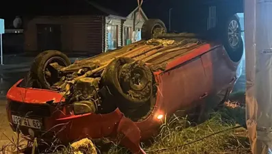 Takla atan otomobilden sıyrıklarla kurtuldular
