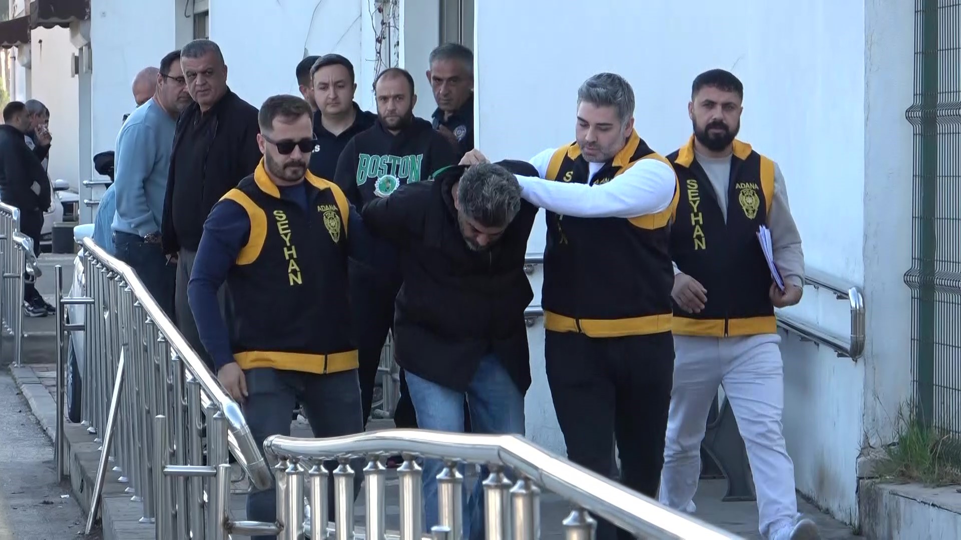 Katil meğer yazar olmuş! Sahte kimliğiyle 7 kitap yazıp imza günleri düzenlemiş