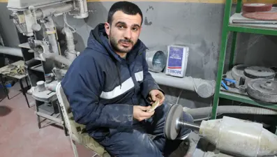 Sabırla, milim milim üretiyor. "Kızımın yüzünü unuttum" dedi