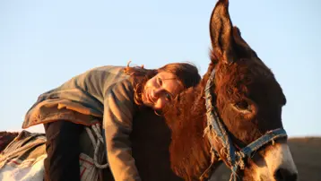 9 yaşında baba mesleğini öğrendi. Eşeğinin sırtında koyunları güdüyor