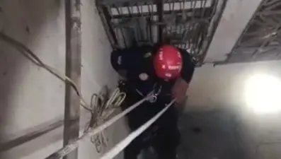 Yaramaz kediyi itfaiye ekipleri kurtardı