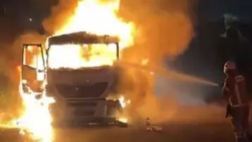 İzmir&#x27;de kömür yüklü TIR alev aldı