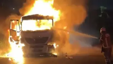 İzmir'de kömür yüklü TIR alev aldı