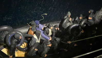 Botta sürüklenen göçmenleri sahil güvenlik kurtardı