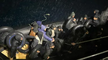 Botta sürüklenen göçmenleri sahil güvenlik kurtardı