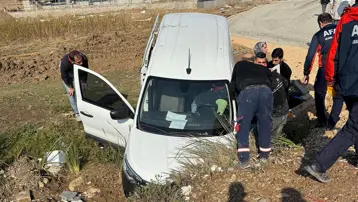 Otomobil su kanalına düştü