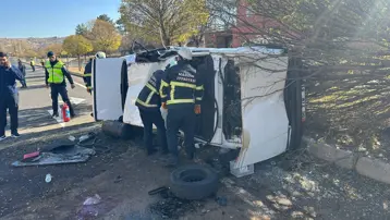 Otomobil yan yattı 3 kişi yaralandı