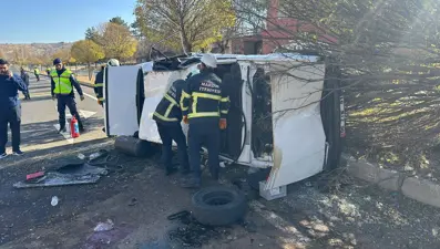 Otomobil yan yattı 3 kişi yaralandı