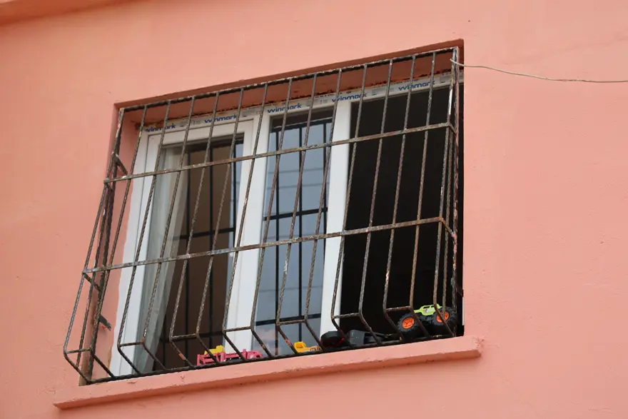 PENCEREDEN DIŞARIYI İZLEYEREK HAYATA TUTUNUYOR 1