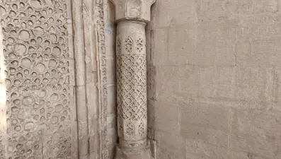 Türkiye'de örnekleri nadir bulunuyor. 621 yıldır ayakta