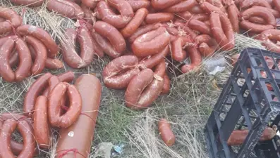 Ankara’da yüzlerce kilo sucuk ve salam boş araziye atıldı