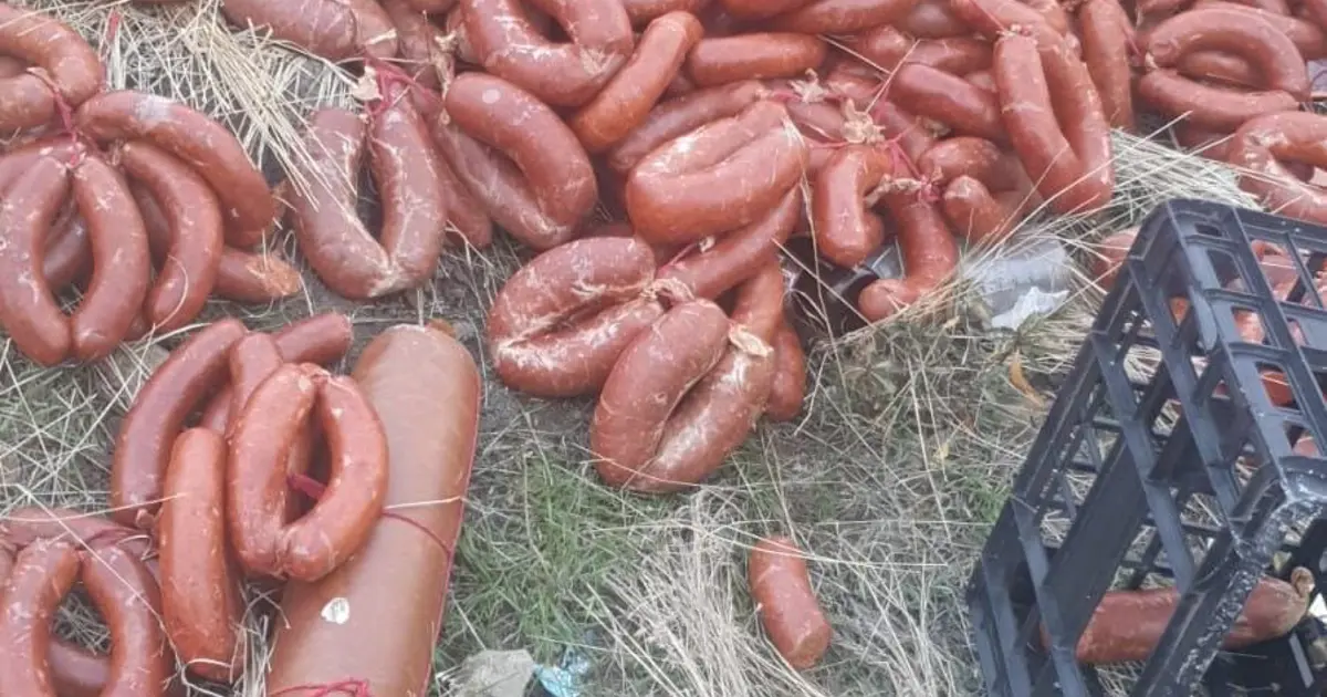 Ankara’da yüzlerce kilo sucuk ve salam boş araziye atıldı