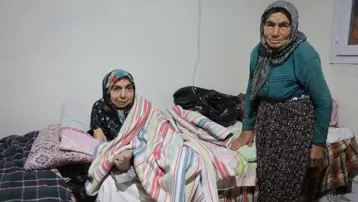 80 yaşındaki anne engelli kızına 61 yıldır gözü bakıyor. Bir gün olsun şikayet etmedi.