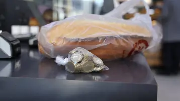 100 lira bozuk para getirene 2 ekmek hediye