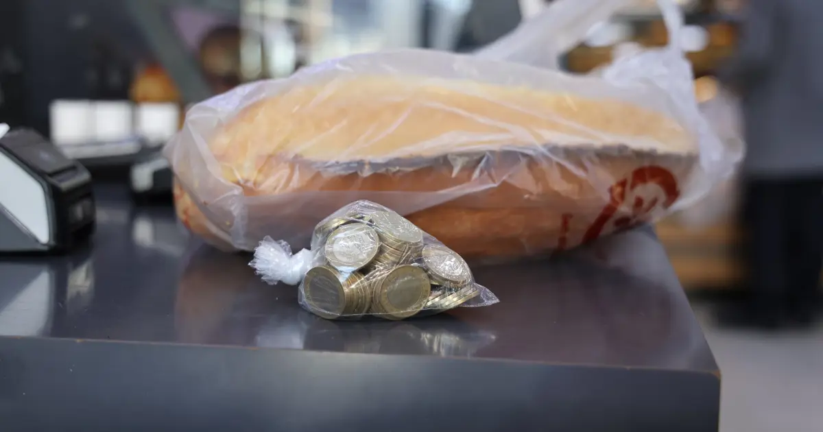 100 lira bozuk para getirene 2 ekmek hediye