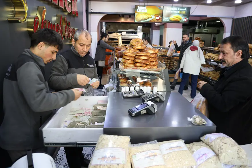 100 lira bozuk para getirene 2 ekmek hediye 