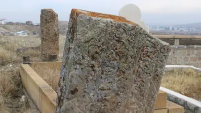 Mezarlıktaki esrarengiz taşlar merak konusu oldu. Nereden geldikleri bilinmiyor