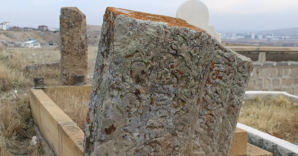 Mezarlıktaki esrarengiz taşlar merak konusu oldu. Nereden geldikleri bilinmiyor