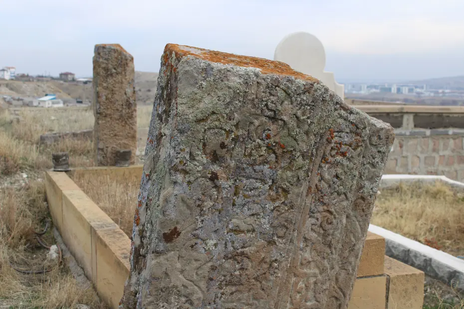 Mezarlıktaki esrarengiz taşlar merak konusu oldu. Nereden geldikleri bilinmiyor