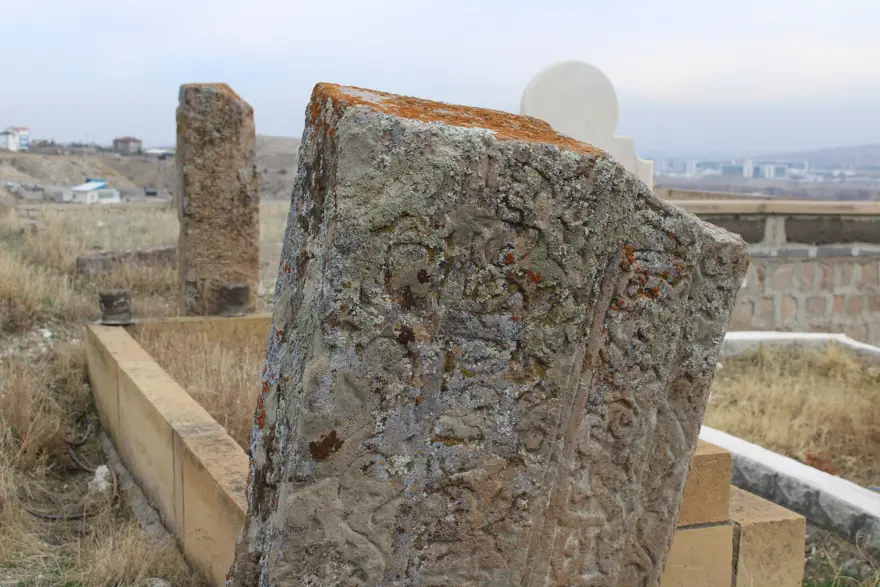 Mezarlıktaki esrarengiz taşlar merak konusu oldu. Nereden geldikleri bilinmiyor 