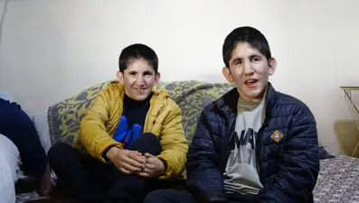 15 milyonda bir görülen kromozom 4q delesyon sendromuyla dünyaya gelen ikiz kardeşler 13 yıldır hastalıkla mücadele ediyor