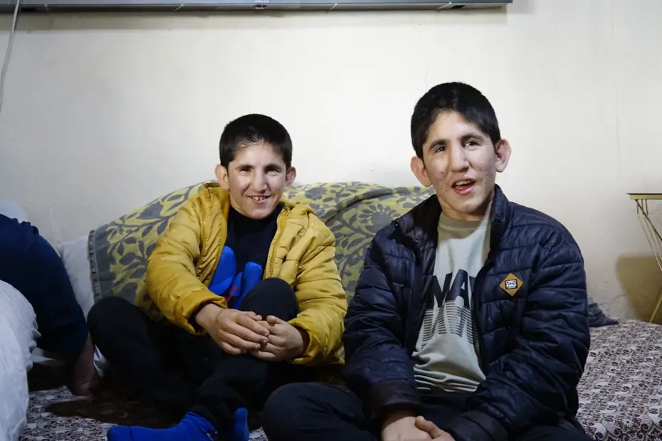 15 milyonda bir görülen kromozom 4q delesyon sendromuyla dünyaya gelen ikiz kardeşler 13 yıldır hastalıkla mücadele ediyor
